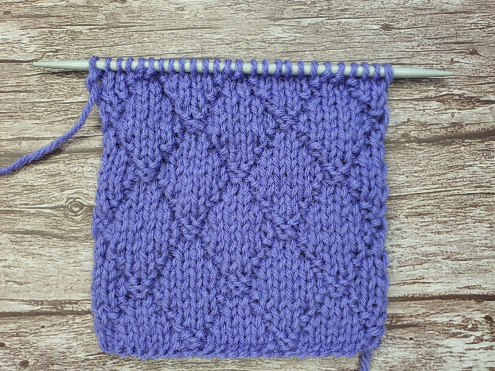 Вязаный орнамент: ромбы.