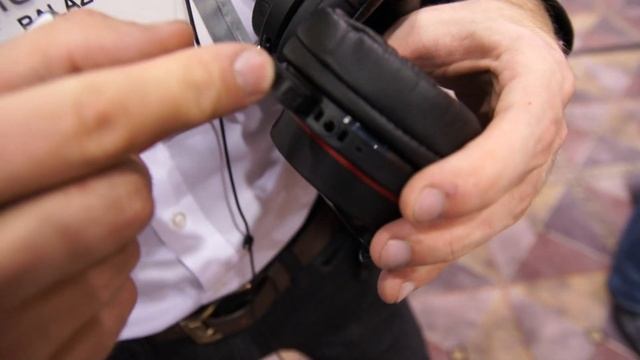 Sony MDR-1RBT Headphone Hands On at the CES 2013 смотреть онлайн