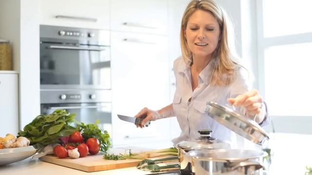 -НЕУЖЕЛИ ПЕРЕД ПРИХОДОМ ГОСТЕЙ НЕЛЬЗЯ БЫЛО ДОМА УБРАТЬ КАК СЛЕДУЕТ, — СКАЗАЛА НЕВЕСТКА