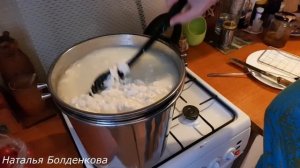 Варю полутвердый сыр в домашней сыроварне.