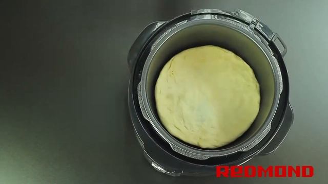 Мультиварка Redmond RMC M4504 Пирог рыбный 4504