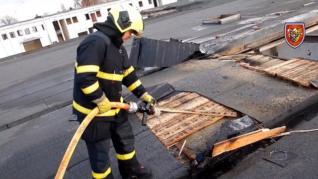 17.4.2022 V Ostravě-Zábřehu hořela dodávka v hale určené k demolici | HZS MSK смотреть онлайн
