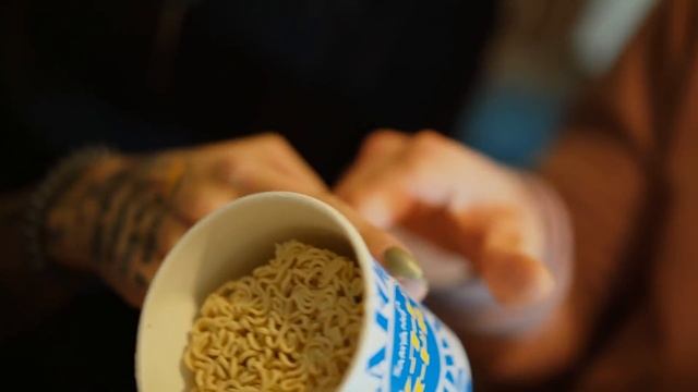 ПРОБУЕМ ОЧЕНЬ ОСТРЫЕ КОНФЕТЫ смотреть онлайн