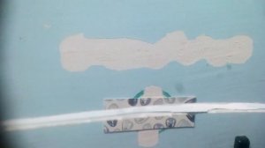 Клеим кухонный фартук на жидкие гвозди.