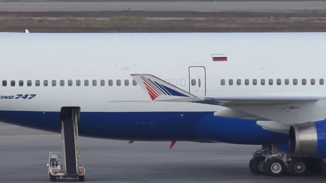 Transaero Airlines Boeing 747-444 VP-BKJ After Landing смотреть онлайн