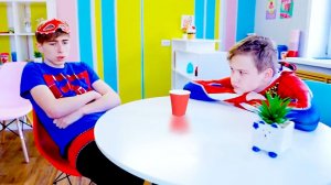 Битва Супергероев Глазами Школьника! Трудно Быть Супергероем в Школе! Лучшие Моменты Мы Семья!