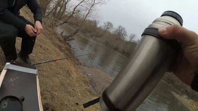 Их даже можно ловить ПО ДВЕ! Рыбалка на реке весной, ловля красноперки на поплавок! смотреть онлайн