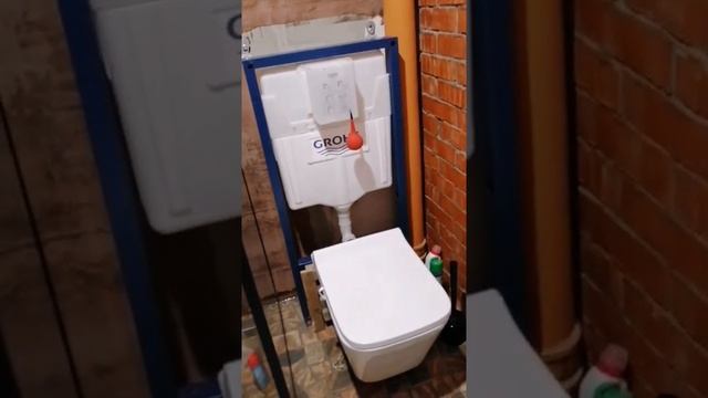 Маленькая душевая с с/у. #душевая #с/у #зеркало #лофт #кирпичныестены #полотенцесушитель смотреть онлайн