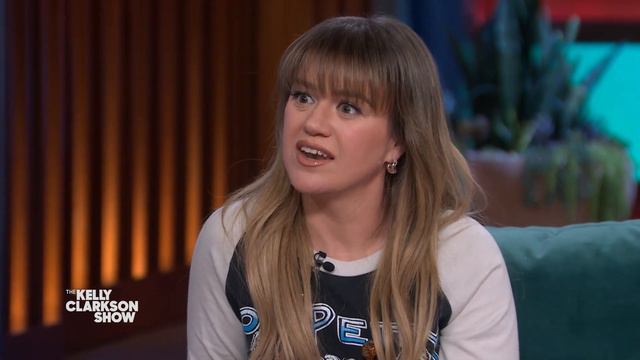 Annette Bening & Kelly Clarkson Bond Over Julie Andrews Obsession смотреть онлайн