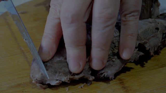 Рецепт гуляша из свиного сердца. Стоит не дорого и все будут сыты. Подлива к картошке и каше. смотреть онлайн