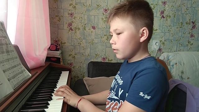 "Весна на Заречной улице" в исполнении юного музыканта. смотреть онлайн
