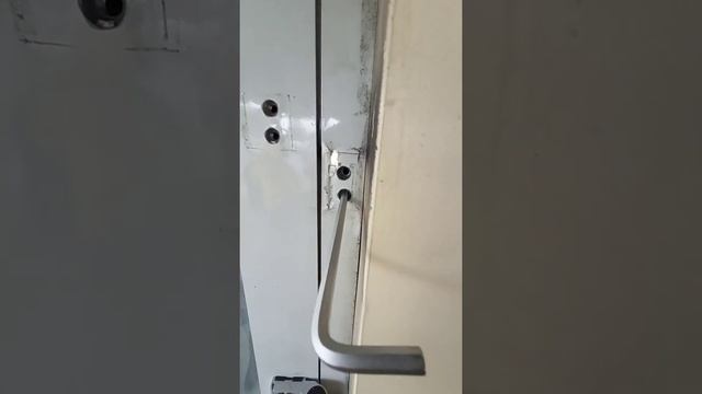 Заменили петли на алюминиевой двери в остановочном павильоне, ещё бы немного и все дверь пришлось б смотреть онлайн
