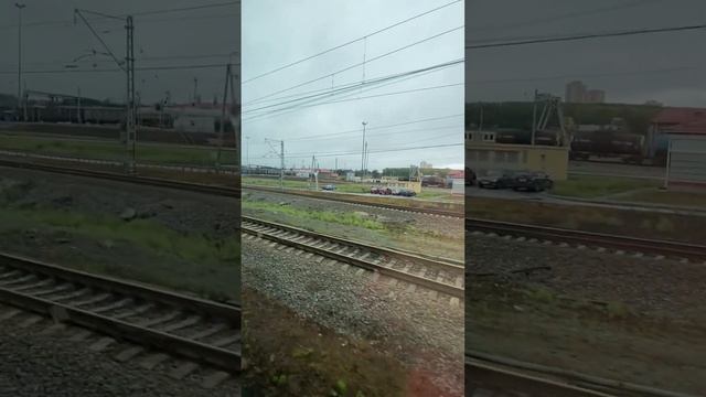 2ЭС10-??? Следует резервом и ВЛ10У-981 с грузовым поездом стоит на станции Свердловск-сорт смотреть онлайн