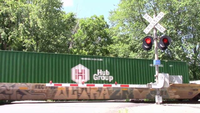 Pottawatomie Road Railroad Crossing - NS 4291, 9789, and 7584 in Logansport, Indiana смотреть онлайн