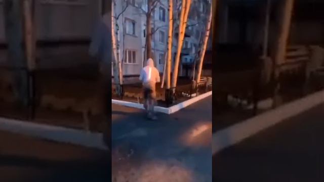 Ребята закидали коктейлями Молотова здание вонкомата в Нижневартовске смотреть онлайн