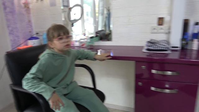 Удалили Саше два зуба . В парикмахерской - подстригаем всех девчонок. 19.05.22. смотреть онлайн