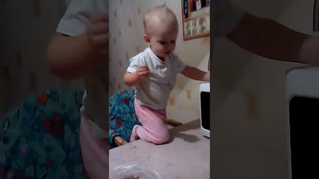 Смешная реакция ребенка на кислое варенье. смотреть онлайн