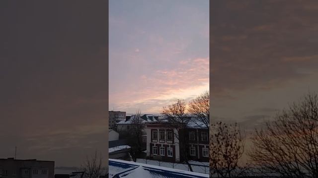 Кровавый закат. Когда солнце заходит за горизонт небо окрашивается в розовый цвет. смотреть онлайн