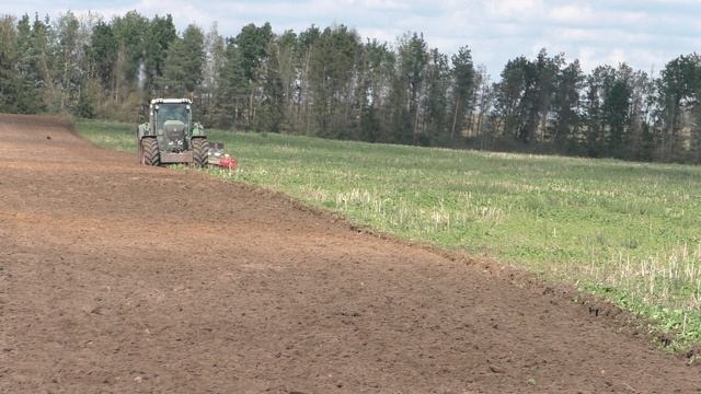 распашка земли в деревни Лежайке. FENDT 936 .с pottinger смотреть онлайн