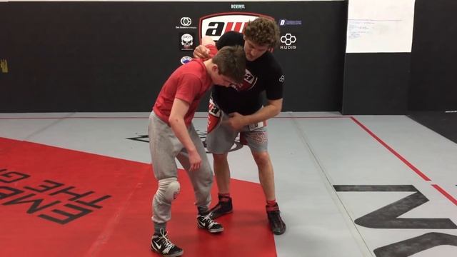 Underhook to Knee Pick! смотреть онлайн