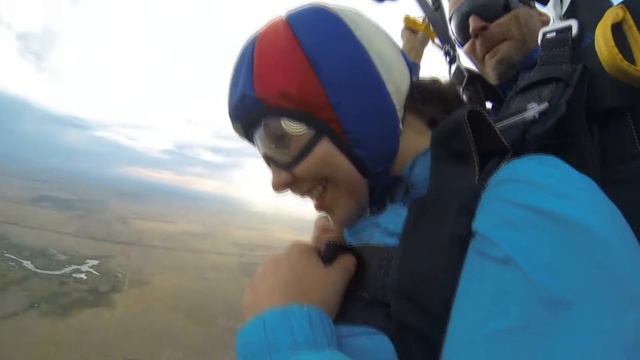 Прыжок с парашютом Алина Астана 13 лет смотреть онлайн