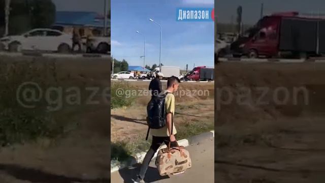 Российские граждане пешком пересекают границу через погранпереход «Жайсан» в Актюбинской области смотреть онлайн