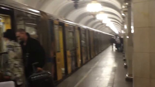 Метропоезд 81-740.4 "Кинопоезд Победа" на станции Комсомольская смотреть онлайн