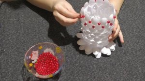 Поделка из пластиковых ложек. Ваза для цветов - подарок бабушке.