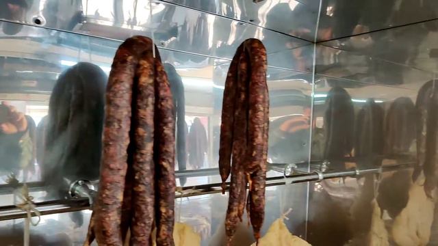 Дагестан Сушеное андийское мясо и колбасы на рынке Каспийска смотреть онлайн