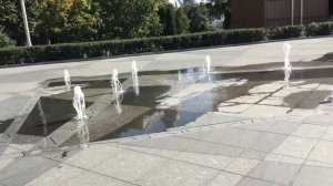 Москва. Приятная прогулка по ВДНХ. Сухие фонтаны Dry fountain с большими обтекаемыми камнями.