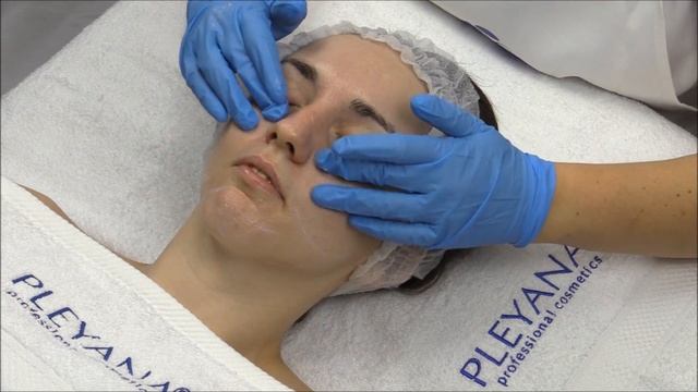 Нанесение крема PLEYANA на кожу лица смотреть онлайн