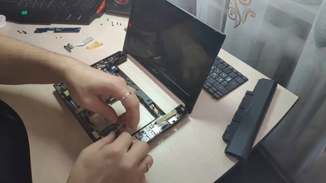 РАЗБИРАЕМ Acer Aspire One D260 (D260-2Dss) смотреть онлайн