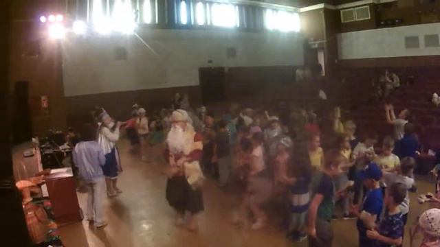 это процесс, в котором самостоятельный ребенок, воспитатель, наблюдающий и помогающий ему, и среда смотреть онлайн