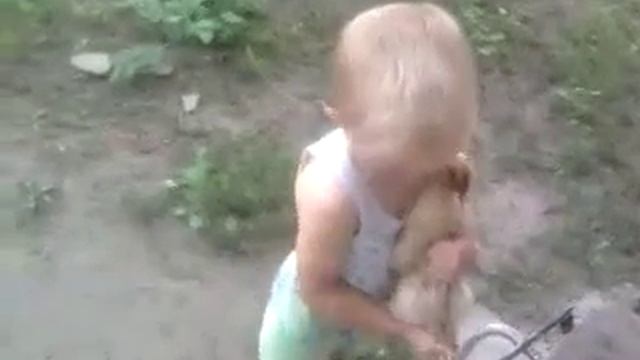 Сынок первый раз увидел курицу!!!смотреть до конца:-) смотреть онлайн