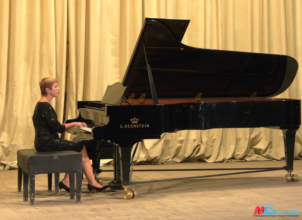 На сцене волгоградской консерватории имени Серебрякова состоялся концерт-беседа смотреть онлайн