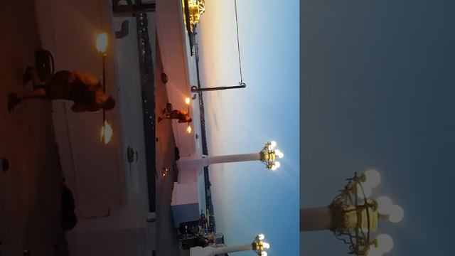 очень эффектное и красивое фаер-шоу