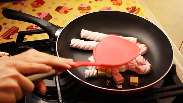 МАРШМЕЛОУ НА СКОВОРОДЕ | СМЕШАЛИ ЗЕФИРКИ и ЖЕВАЧКИ | ЧТО ПРОИЗОШЛО ?! смотреть онлайн