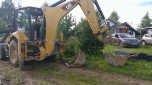 Замена ковша на экскаваторе-погрузчике CATERPILLAR