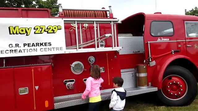Старинная пожарная машина и двухэтажный автобус/Old fire truck смотреть онлайн