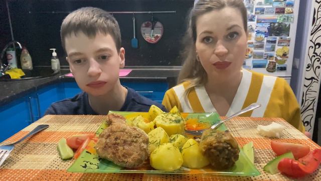 МУКБАНГ КОТЛЕТЫ/ПЕРЕЦ ФАРШИРОВАННЫЙ/КРУГЛАЯ КАРТОШКА/MUKBANG CUTLETS/ STUFFED PEPPER