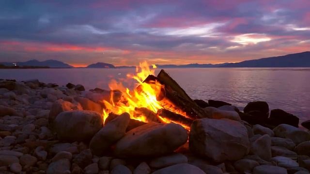 Костер на берегу. Шум костра и воды. Релакс на 2 часа. смотреть онлайн