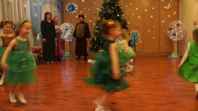 средняя группа танец Маленькие елочки смотреть онлайн