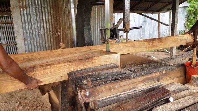 Straight, Red, High Quality of Teak Wood Cutting at Logging Mill।Wood Cutting Traditional Ways смотреть онлайн