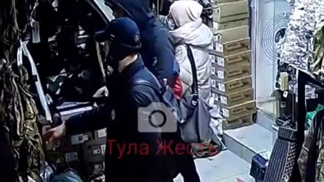 В Туле двое мужчин украли из армейского магазина телефон и топор смотреть онлайн