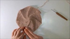 Шапка крючком с круглой макушкой и отворотом. Для начинающих, вяжется от макушки по кругу