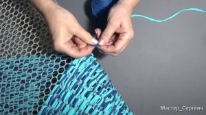 Из сетки и пряжи сделали супер-прочный коврик! Идея для тех, кто не умеет вязать спицами и крючком