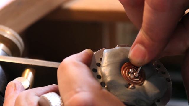 Setting diamonds and adding finishing touches to a Rose Gold Celtic Spiral смотреть онлайн