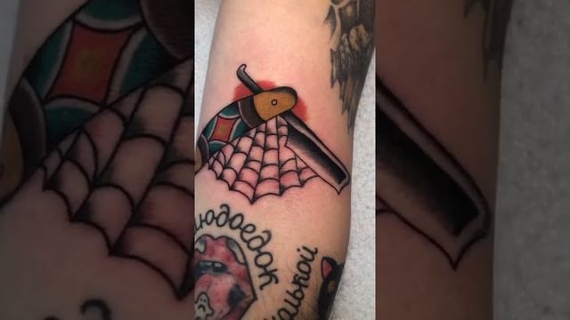 Татуировка опасная бритва и паутина #shorts #tattoo смотреть онлайн