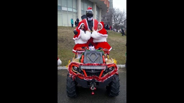 Motociclistas disfrazados de Santa Claus 25.12.2022. смотреть онлайн