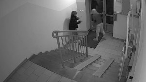 Две девушки дерутся в подъезде